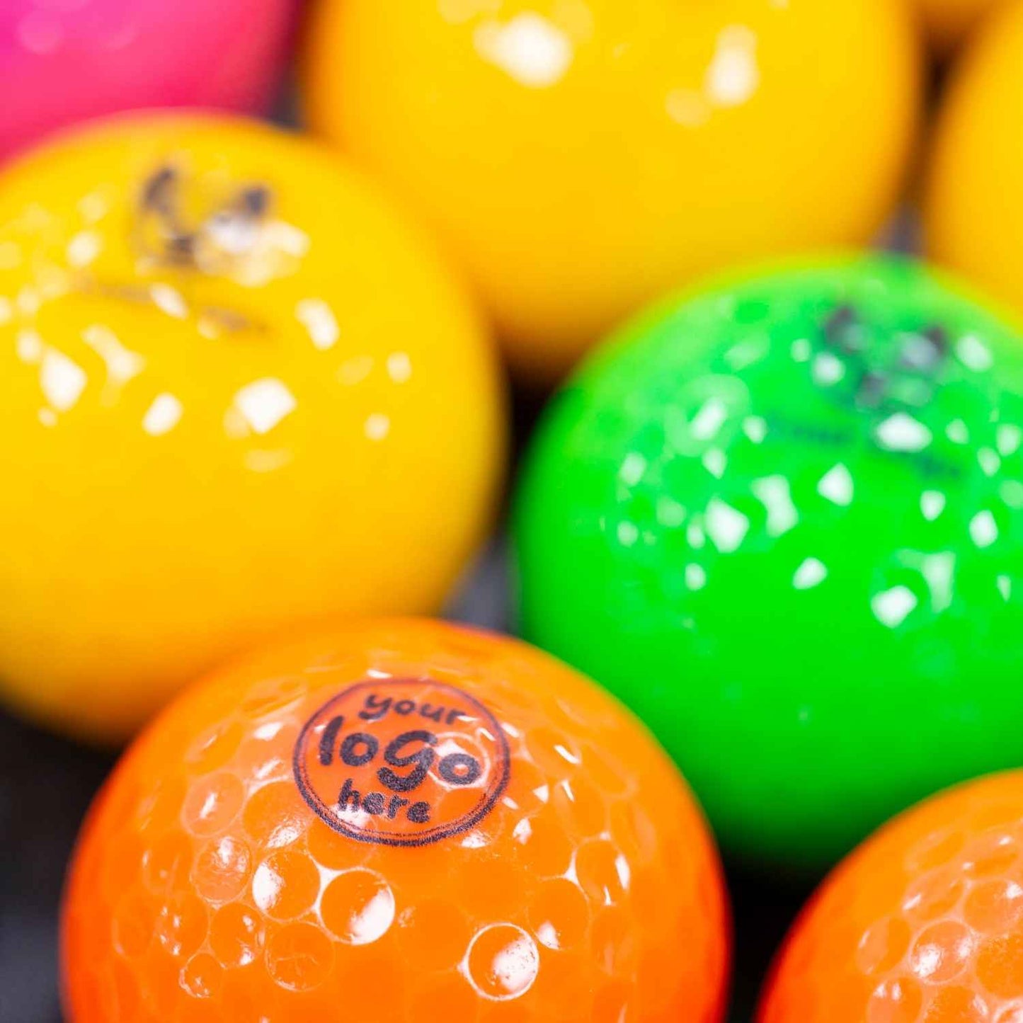 Pelotas de minigolf de bajo rebote y marca UV